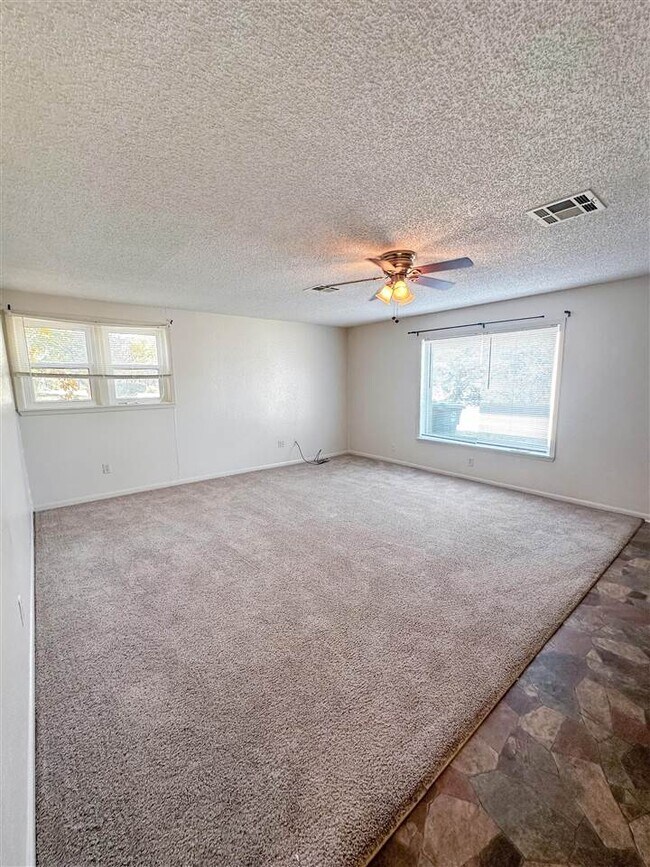 Building Photo - 924 NW Runyon Rd