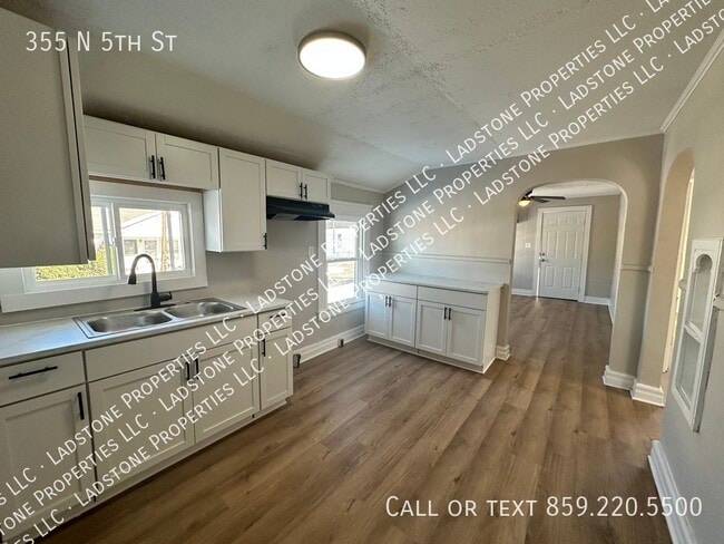 Building Photo - 355 N 5th St