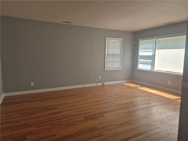 Building Photo - 547 Westmeath Dr SW