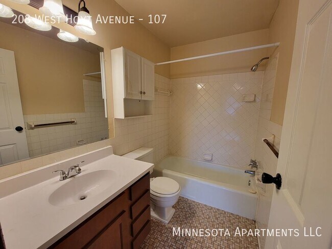 Foto del edificio - Spacious Two-Bedroom Apartment for Rent!