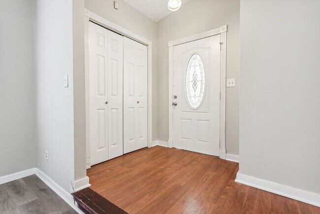 Building Photo - Spacious ranch with huge bonus room