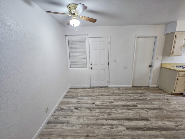 Building Photo - 117 S Silver Ridge St