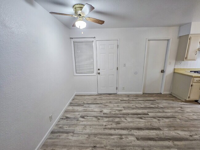 Foto del edificio - 117 S Silver Ridge St