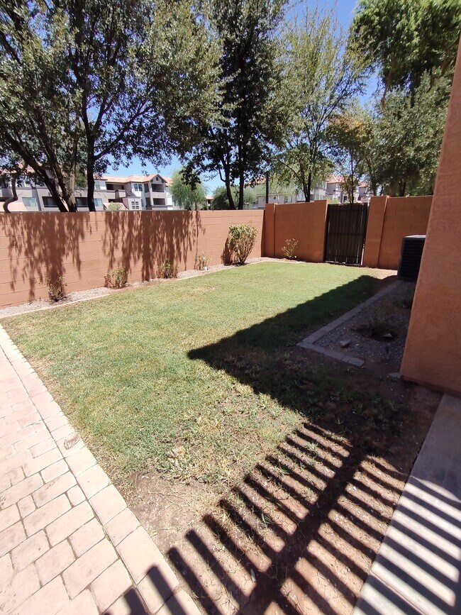 Foto del edificio - 3292 E Franklin Ave