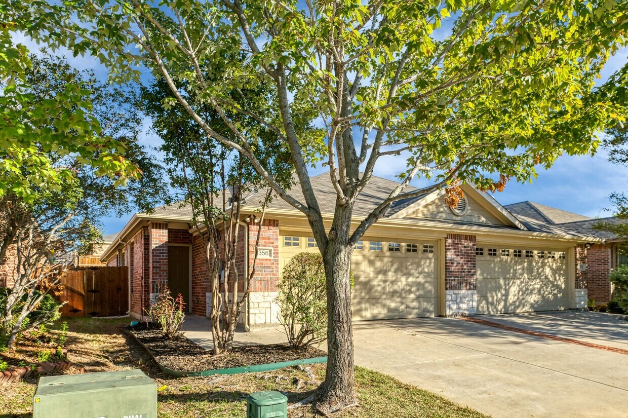 Primary Photo - Available Now! Beautiful 3 Bedroom Duplex ...