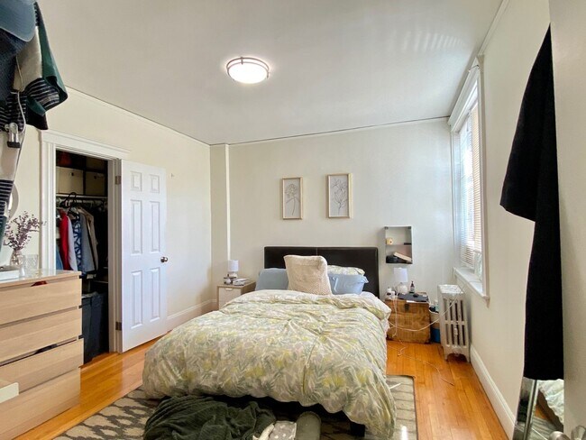 Building Photo - Updated Large One Bedroom Top Floor