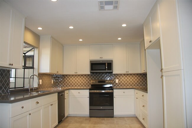 Building Photo - 2227 Highland Hills Dr