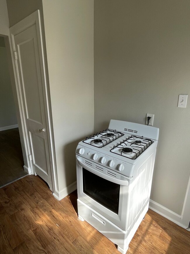Building Photo - 1 BEDROOM DUPLEX BY TWU