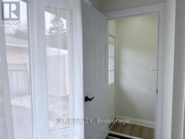 Building Photo - 270 Highview Crescent