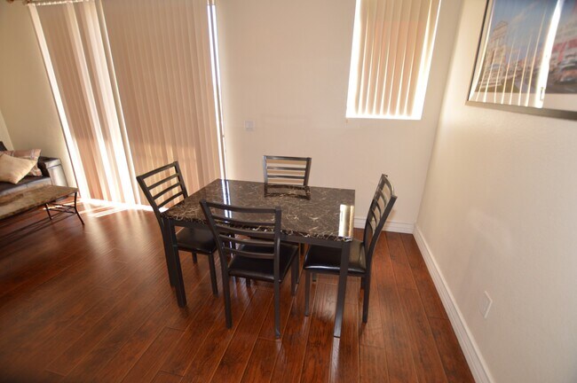 Foto del edificio - Meridian - Top-Floor 1 Bedroom | 1 Bath with City Views