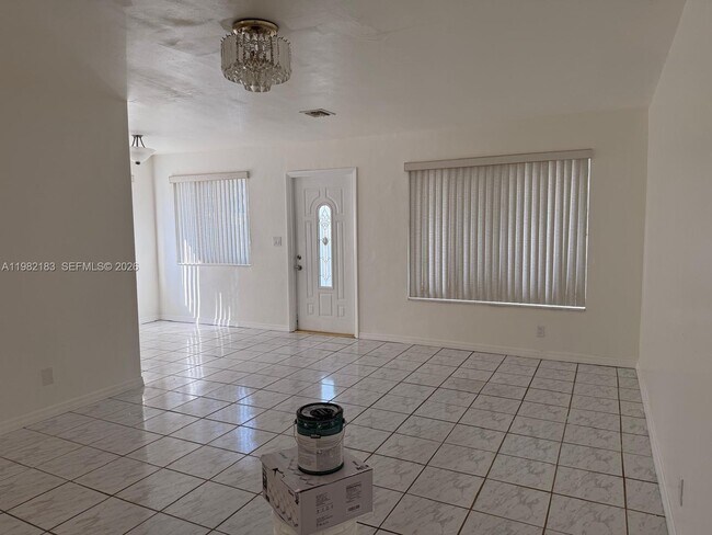 Foto del edificio - 310 NE 58th St