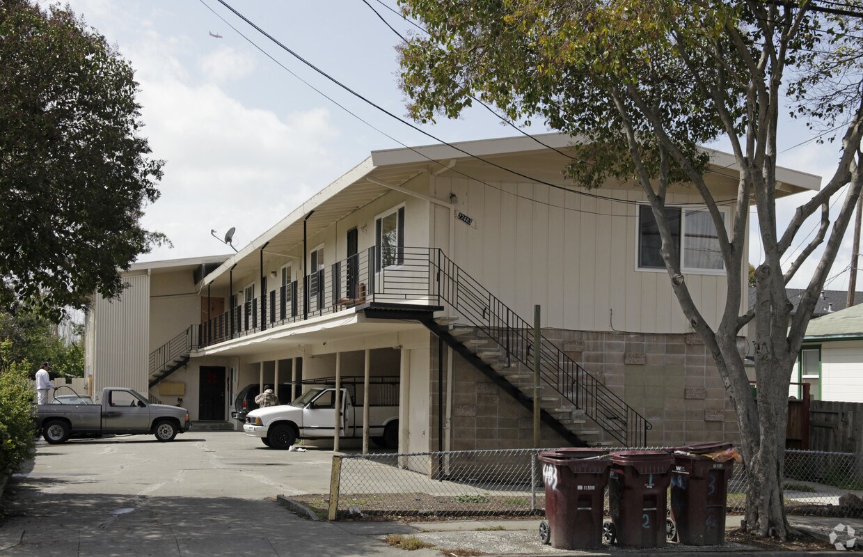 Primary Photo - 27483 Huntwood Ave