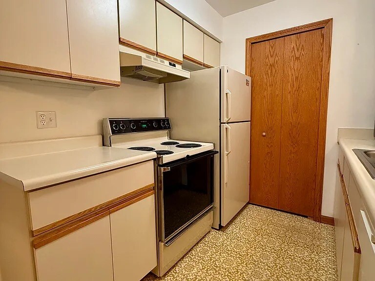 Foto del edificio - 7900 E Cedar Lake Dr