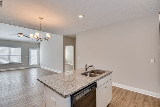 Building Photo - 2 Bed/ 2 Bath Townhome - 7 Minutes from Fort Gordon!