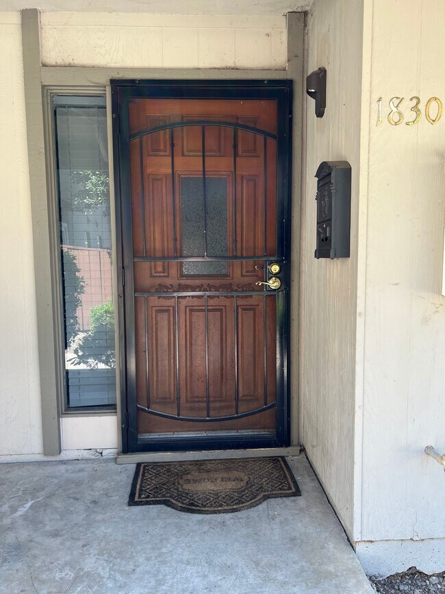 Puerta delantera con pantalla de seguridad - 1830 Polk Way