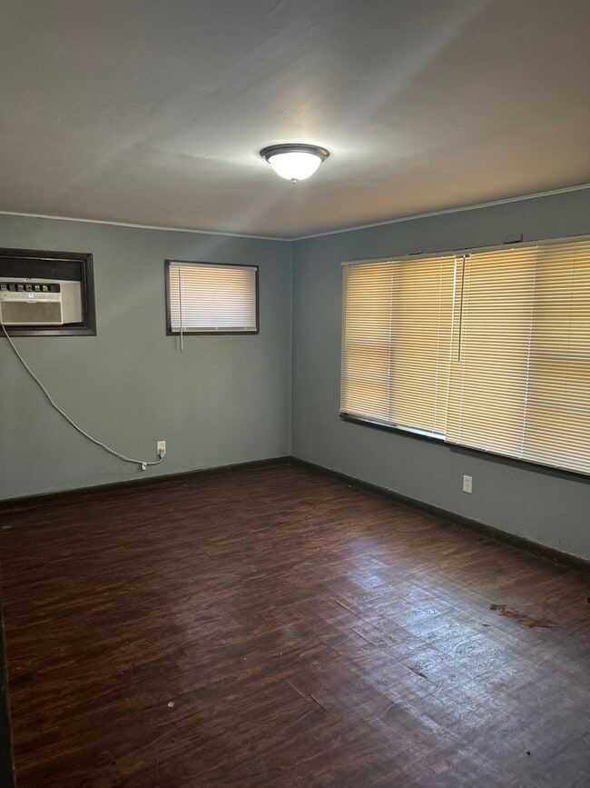 Building Photo - Beautiful Rent Ready 2 Bed 1 Bath Home!