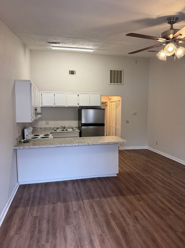Building Photo - Updated/Remodeled Condo