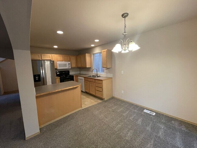 Building Photo - Perfect Home In a Perfect Location!