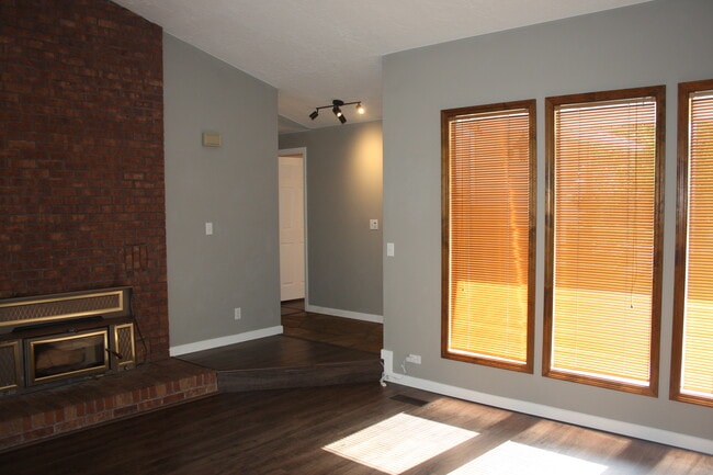 living room - 3993 S Law Ave