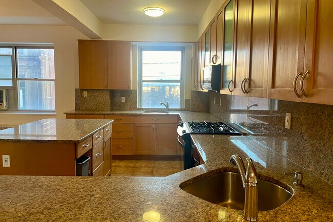 Building Photo - 550 Grand St