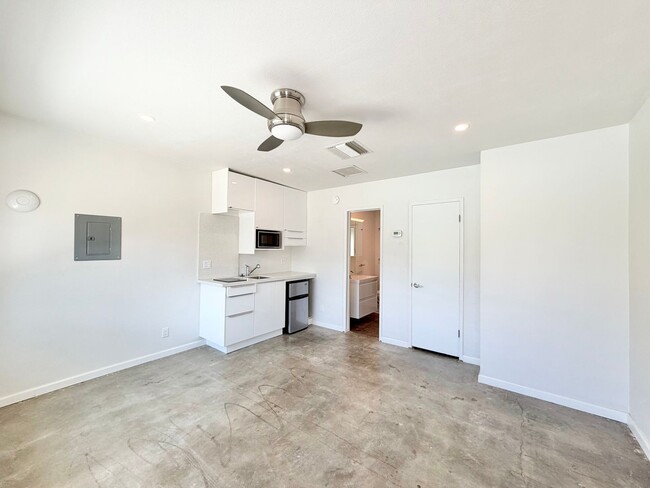 Building Photo - AVAILABLE NOW!! Studio Apartment in Palm Springs!!