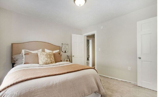 Building Photo - 3 br, 1 bath Townhome - 2110 36th St SW