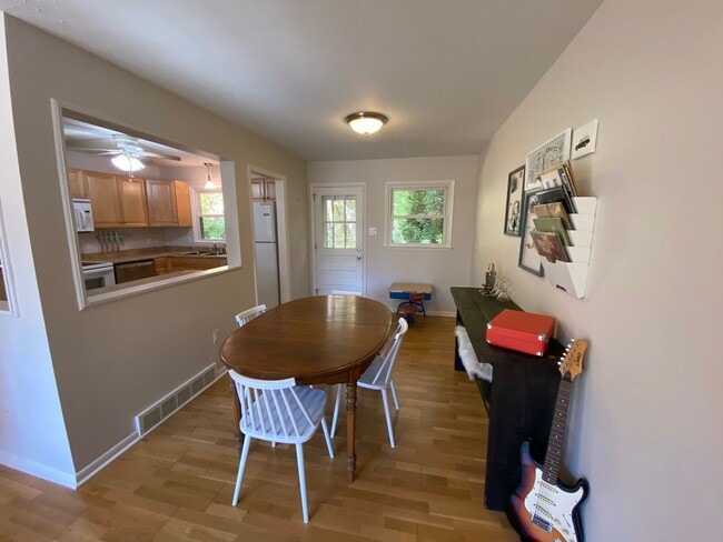 Building Photo - South AVL - 3/2 with Finished Basement!