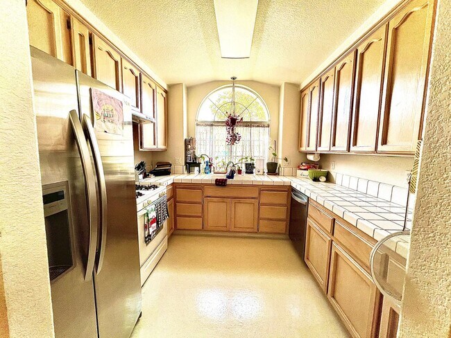 Foto del edificio - Beautiful 3 bed 2 bath home with 3 car gar...