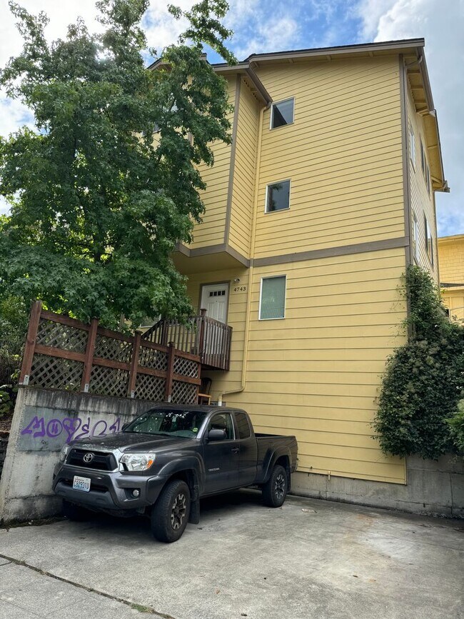 Building Photo - Spacious 9-Bedroom Home in Seattle’s University District