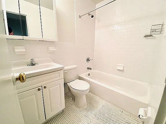 Building Photo - 433 W 45th St