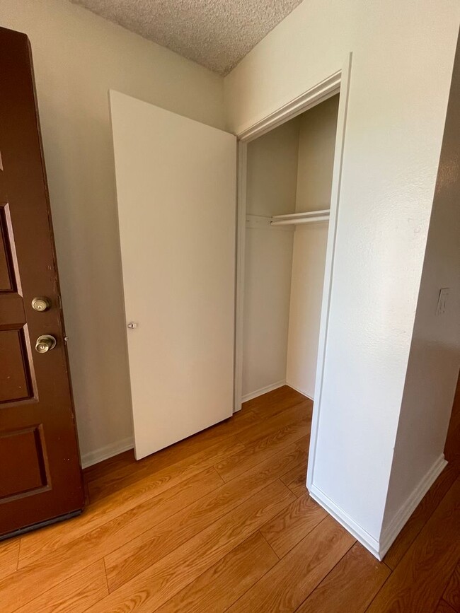 Building Photo - Spacious 1Bedroom/ 1 Bath Unit