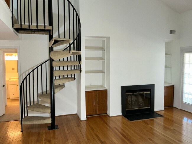 Foto del edificio - Very well maintained 2 bedroom 2 full 2 half upper floor condo with loft, located in the desired ...