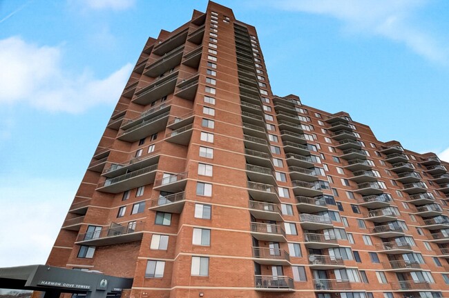 Building Photo - 829 Harmon Cove Tower