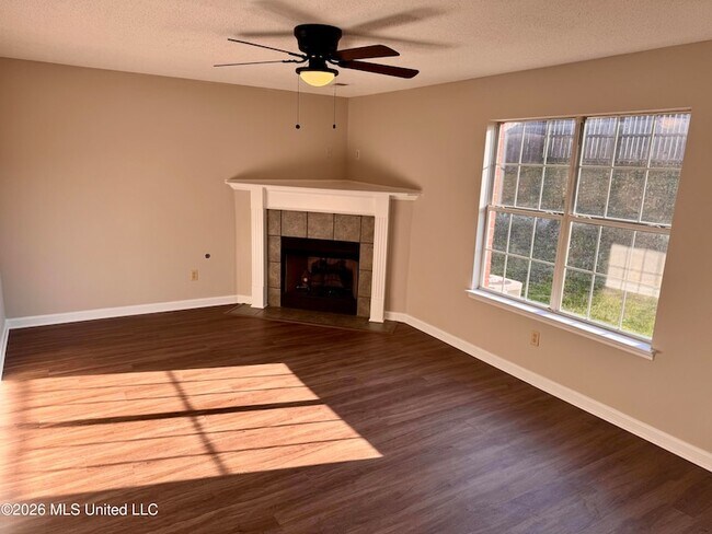 Foto del edificio - 8170 Clubview Dr