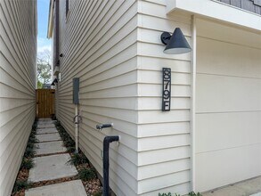 Building Photo - 879 Rachel St