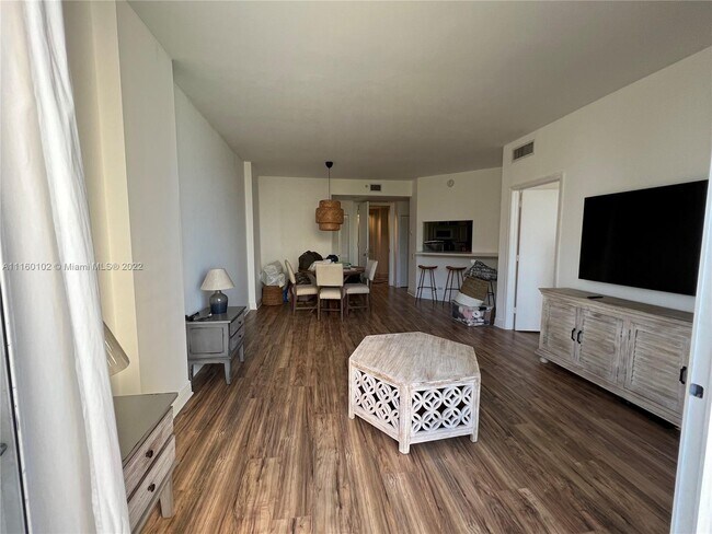 Building Photo - 888 Brickell Key Dr
