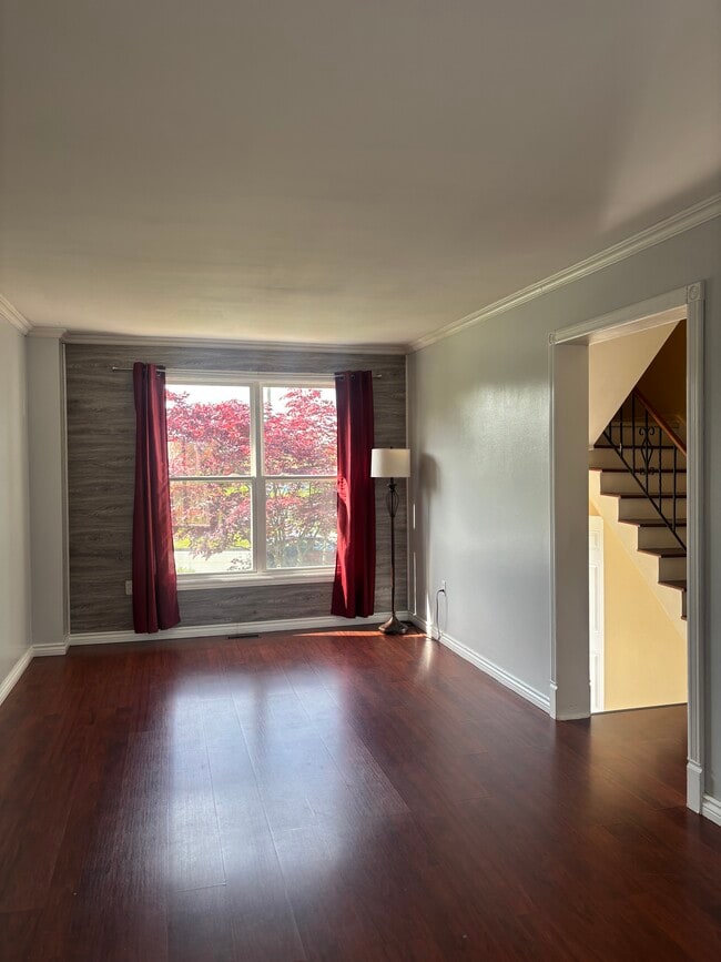 Building Photo - 152 Hampton Green