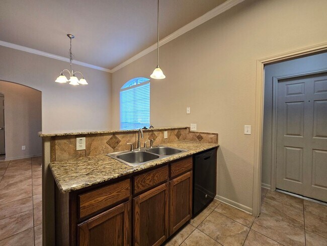 Foto del edificio - AVAILABLE NOW!