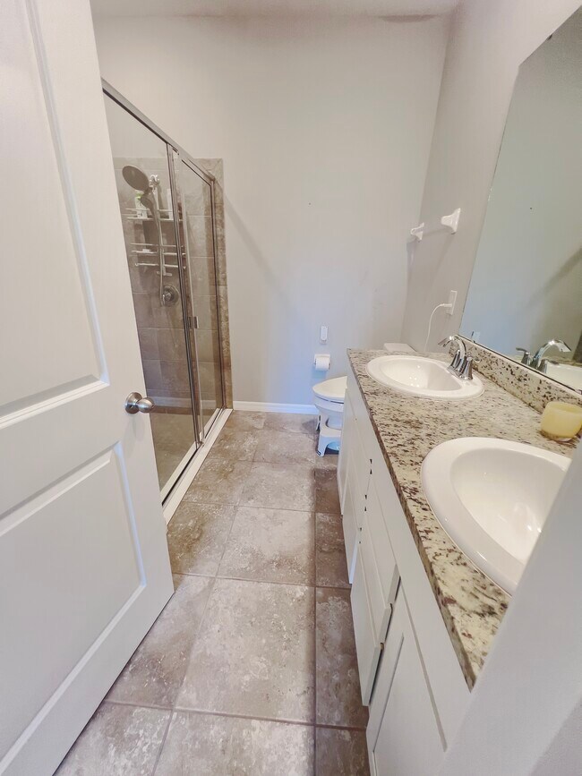 Main bathroom - 7796 Stonebrook Cir