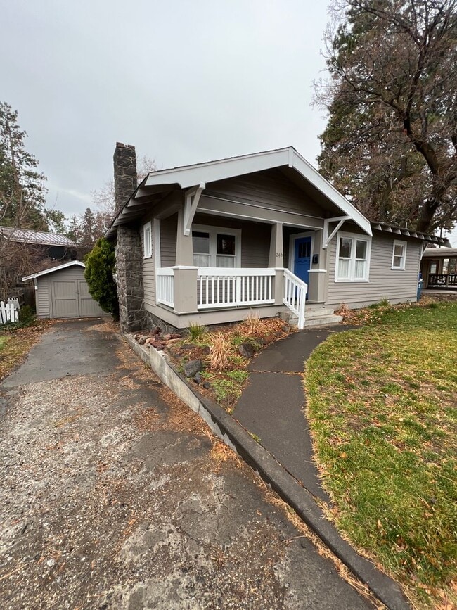 Building Photo - Remodeled DOWNTOWN Bend House, Newer Flooring/Paint/Appliances, Gas heat, Small Garage, Fenced Yard