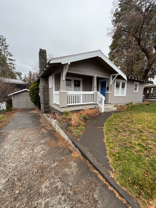 Foto del edificio - Remodeled DOWNTOWN Bend House, Newer Flooring/Paint/Appliances, Gas heat, Small Garage, Fenced Yard