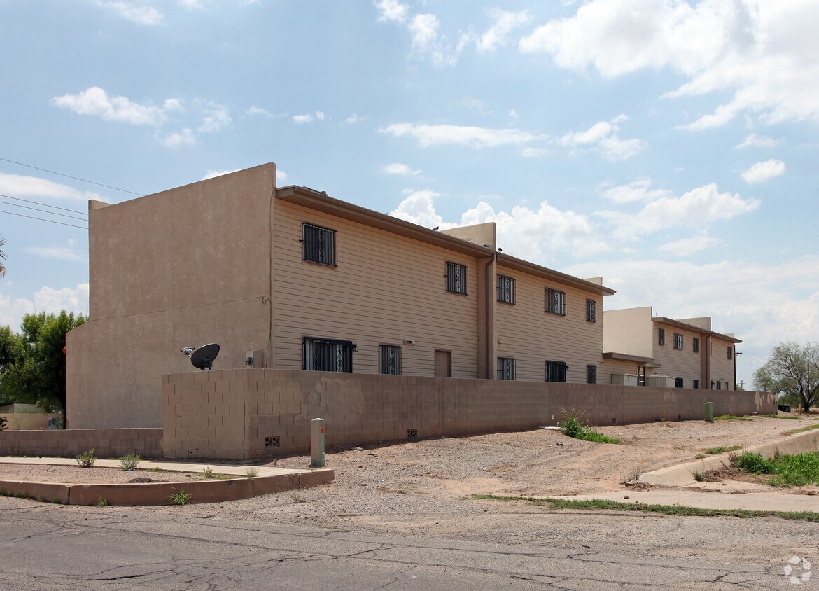 Building Photo - 302-312 W Los Reales Rd
