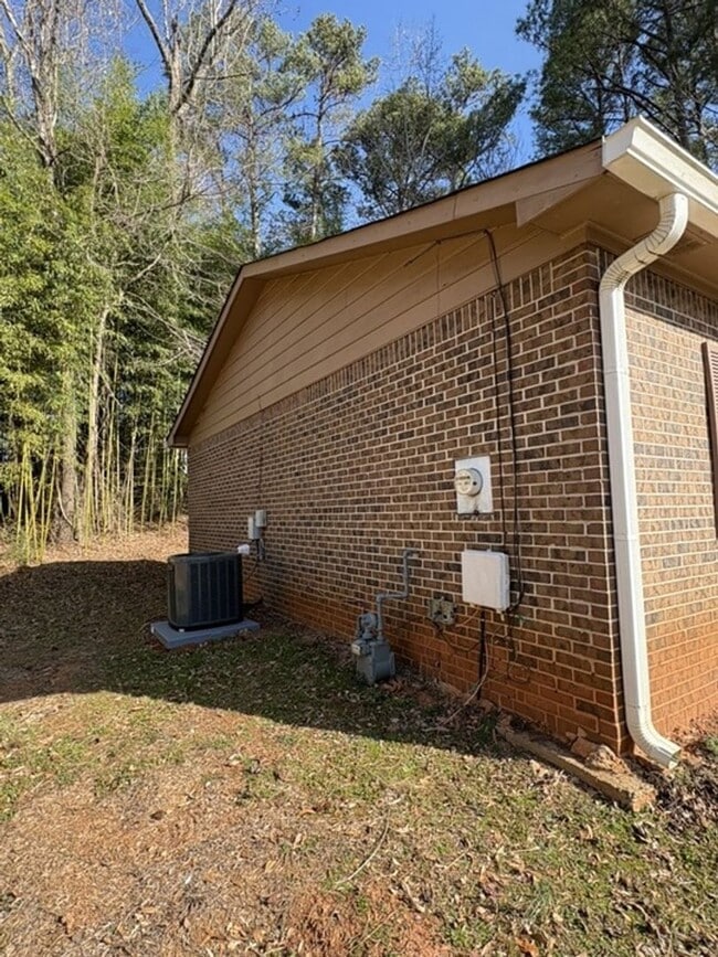 Building Photo - 11 Brookfield Dr