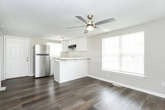 Foto del edificio - 407 Hotwater Rd