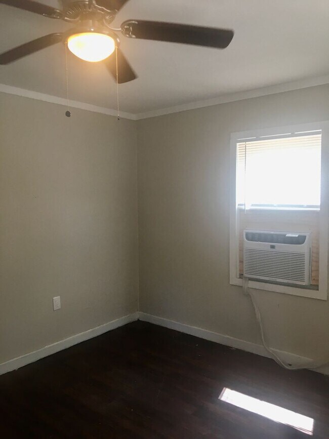 Building Photo - 2 BED HOUSE! Spacious bedrooms