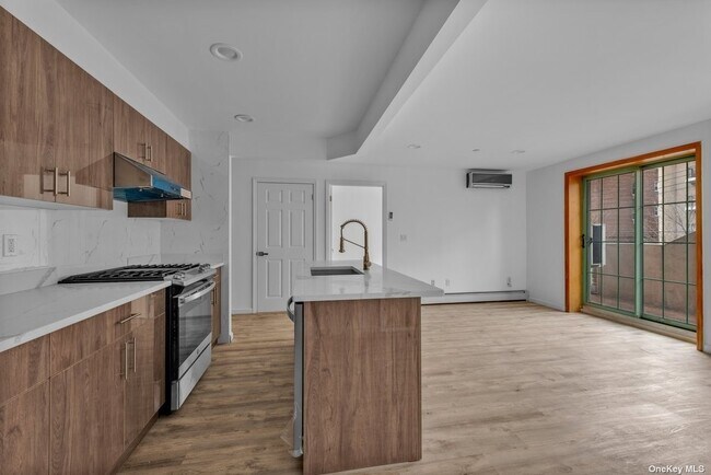 Foto del edificio - 134-43 Maple Ave