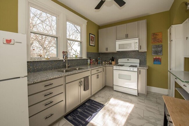 Kitchen with Granite Counters - 4243 Zetta Ave