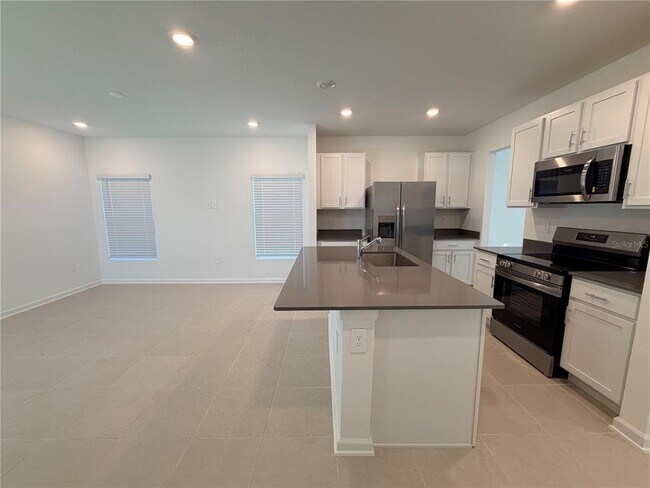 Foto del edificio - 7420 OLIVEWOOD Ave