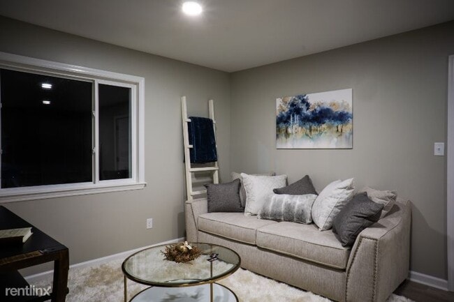 Foto del edificio - 1 br, 1 bath Apartment - 2320 Hamilton Ave