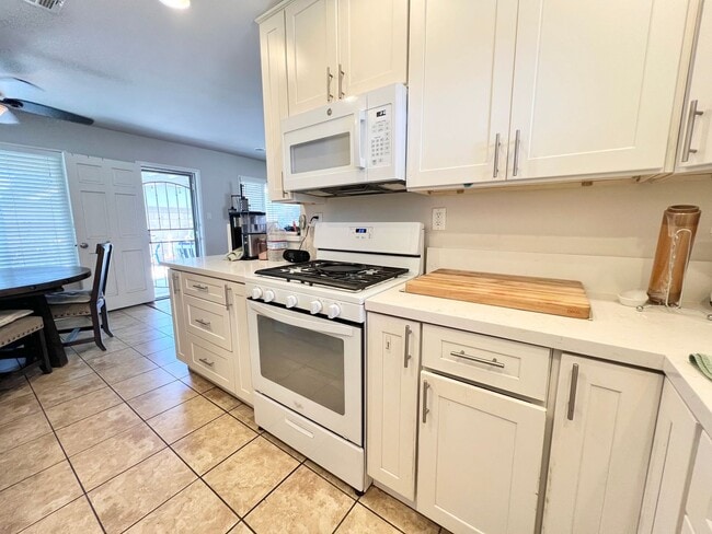 Building Photo - Quiet Long Beach 3BD/2BA Home w/ Pool, Laundry Hookups, & Garage